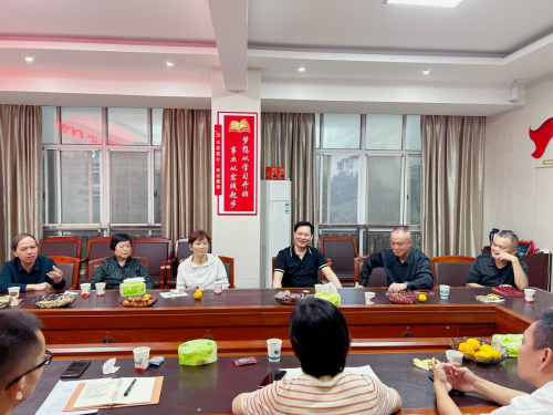 情暖金秋·聚力传承 --资兴农发行开展重阳节关怀老干活动
